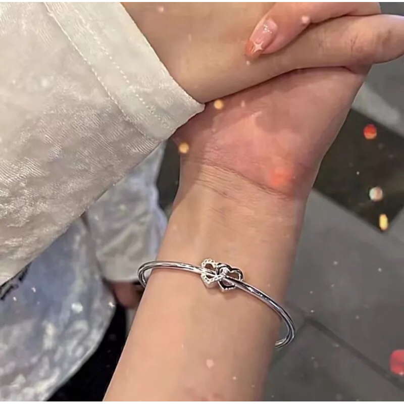 Vòng tay màu bạc thời trang