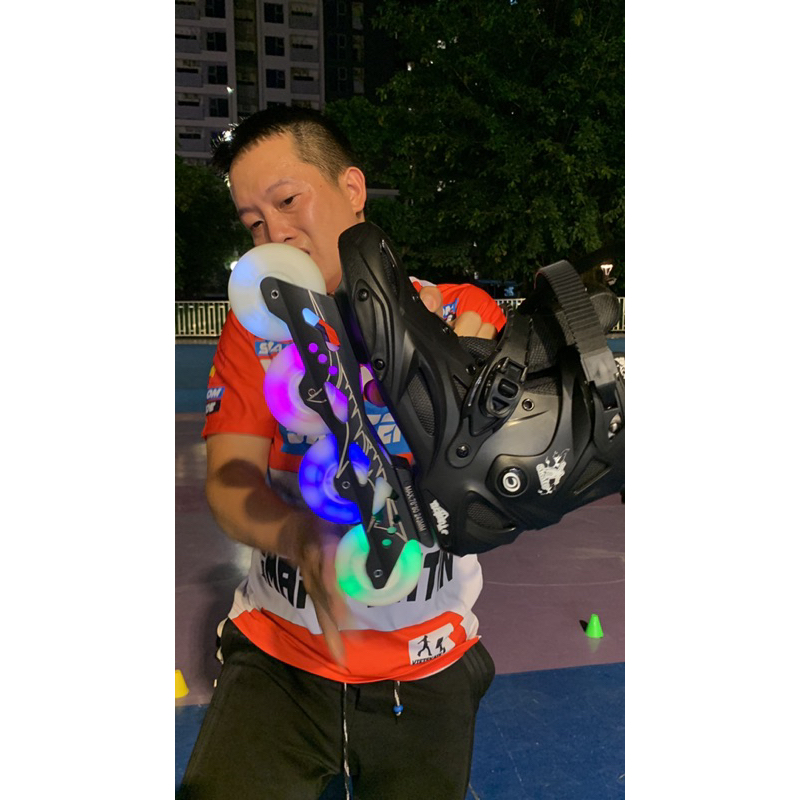 Giày patin R6 full 8 bánh sáng cao su, nhựa đúc toàn thân an toàn chắc chân