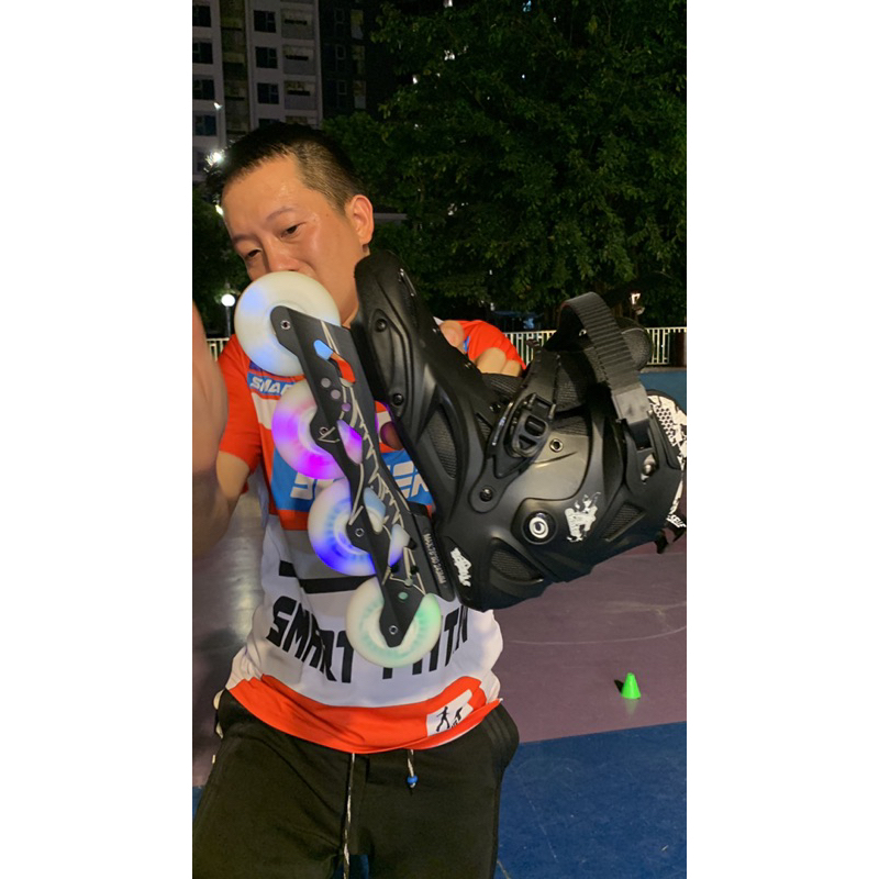 Giày patin R6 full 8 bánh sáng cao su, nhựa đúc toàn thân an toàn chắc chân