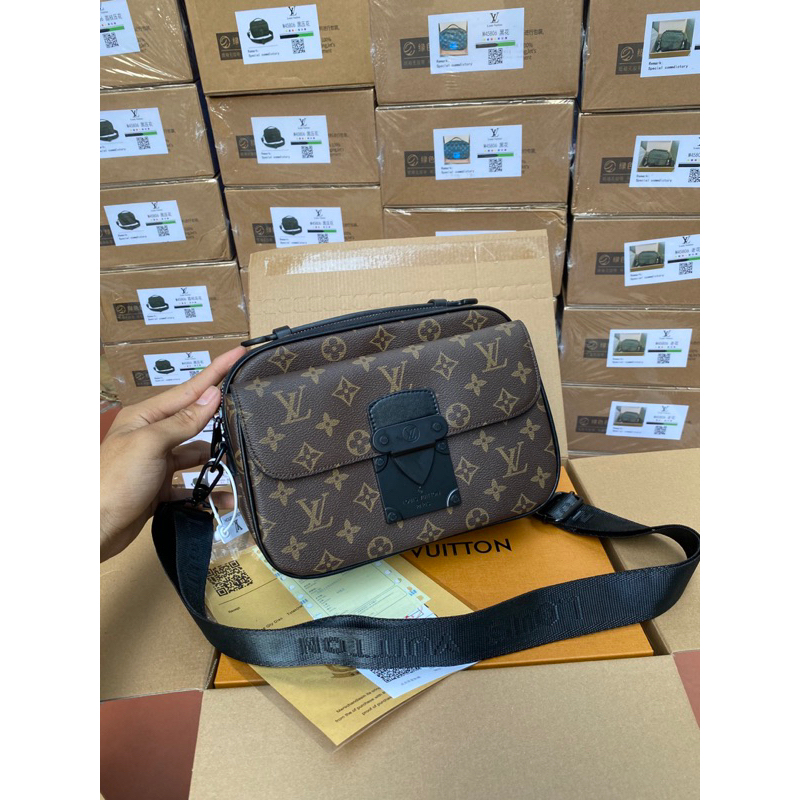 Túi chéo thầy huấn hoa nâu sang trọng ,hoạ tiết logo cực chất. full box new