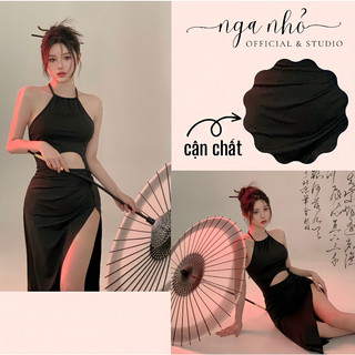 Váy đen dáng dài cổ yếm xẻ tà khoét bụng quyến rũ