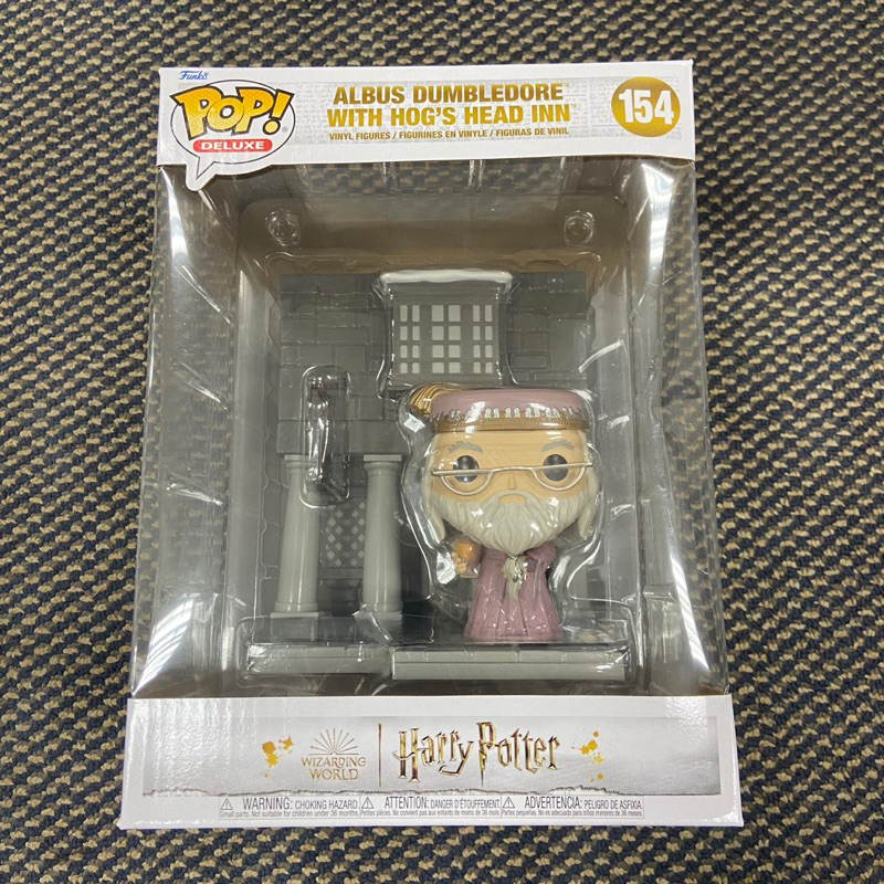 Mô hình Funko Pop Deluxe: Harry Potter: Hogsmeade - Albus Dumbledore with Hog's Head Inn (box real)