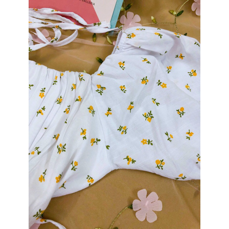 Đầm maxi hoa nhí xẻ tà phù hợp đi biển, du lịch. Đầm mãi có dây cột eo