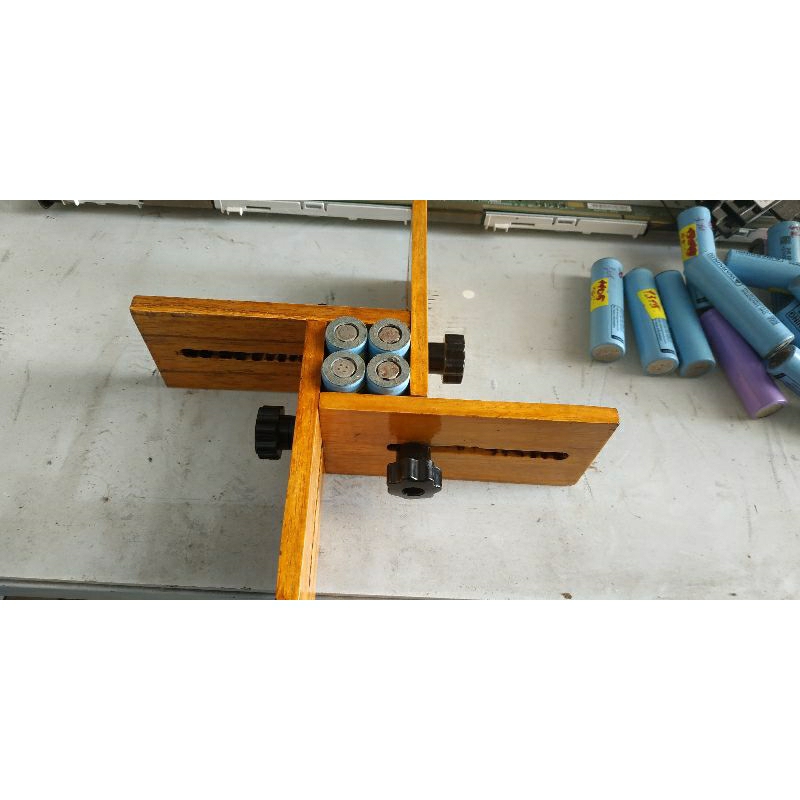 Khuôn đóng khối pin. khung kẹp cell pin điều chỉnh linh hoạt