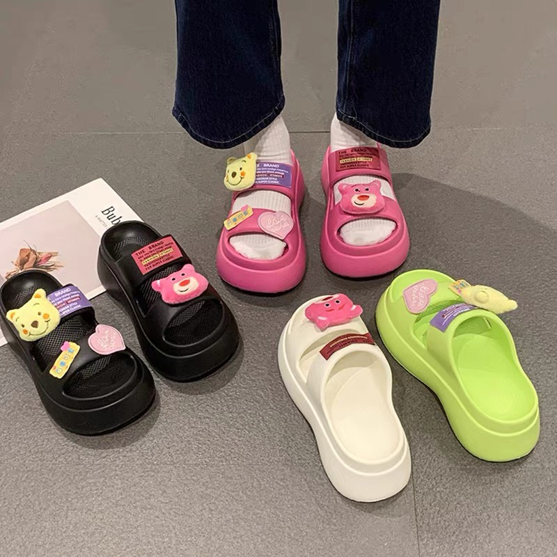 Dép 2 quai ngang đế đúc độn 6cm đính sticker gấu bông tăng chiều cao cho bạn nữ chất siêu nhẹ chống nước đi biển - DL220