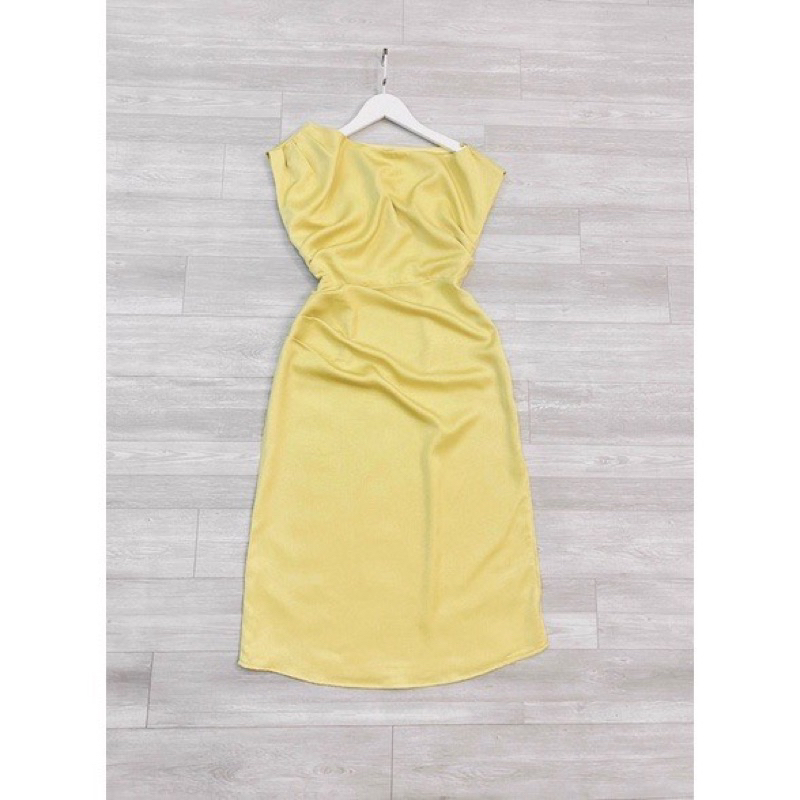 Váy lụa trễ vai màu xanh cốm