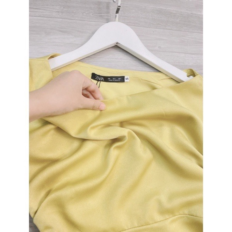 Váy lụa trễ vai màu xanh cốm