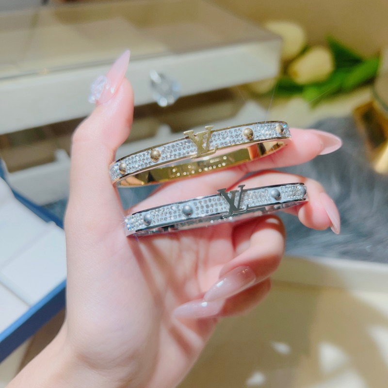 Vòng tay titan full đá tấm V.L không đen không gỉ