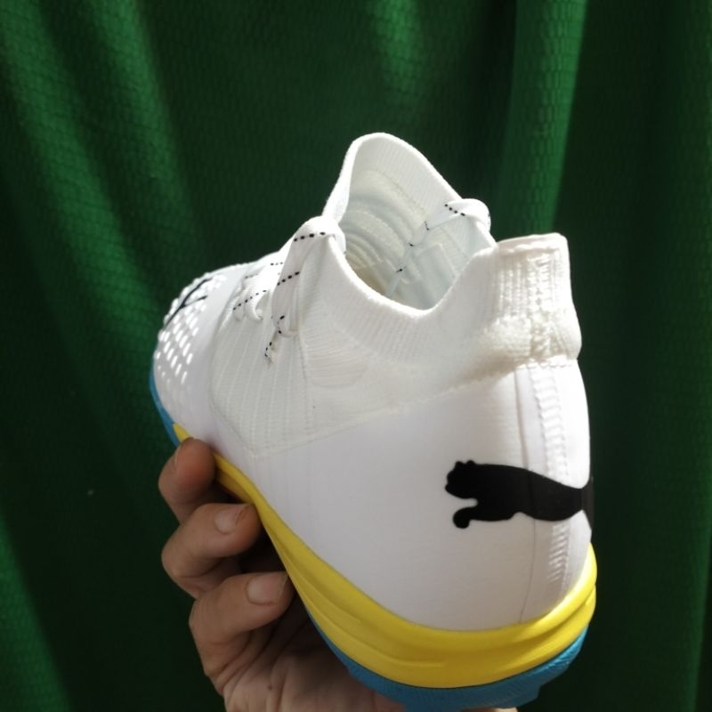 Giày Bóng Đá Sân Cỏ Nhân Tạo Pume trắng