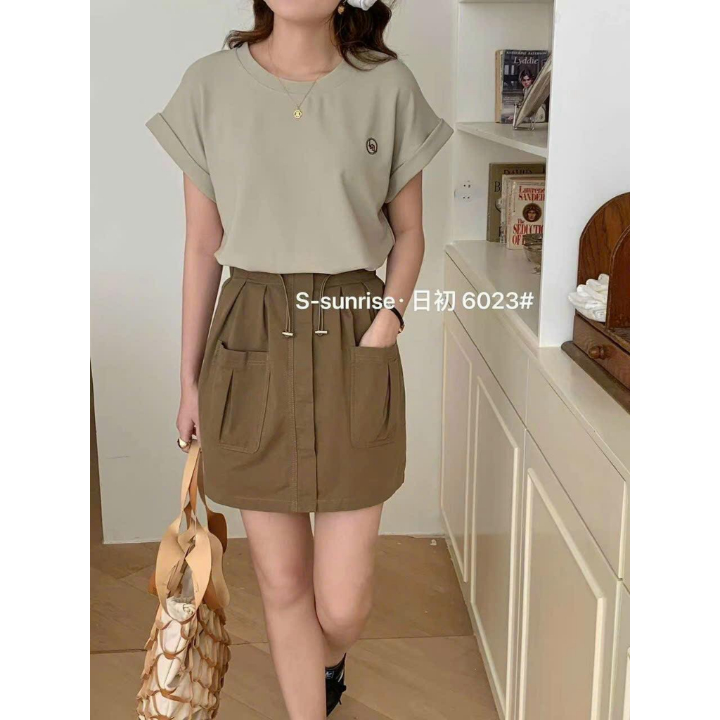 Áo phông suông hãng S- Sunrise cổ tròn tay gập gấu thêu logo