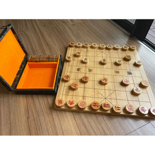 Trọn bộ bàn cờ tướng gỗ, quân cờ tướng gỗ trúc tặng thêm hộp đựng và bàn da
