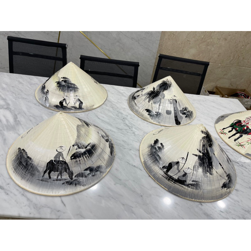 Nón vẽ hoạ tiết đen trắng