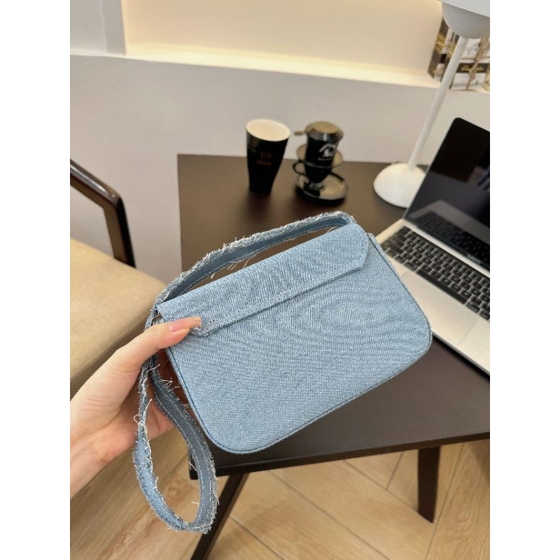 Túi kẹp nách đeo chéo chữ D xanh jean xịn sò 23cm