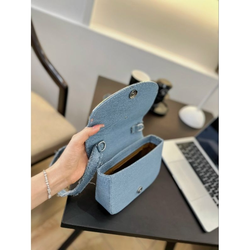 Túi kẹp nách đeo chéo chữ D xanh jean xịn sò 23cm