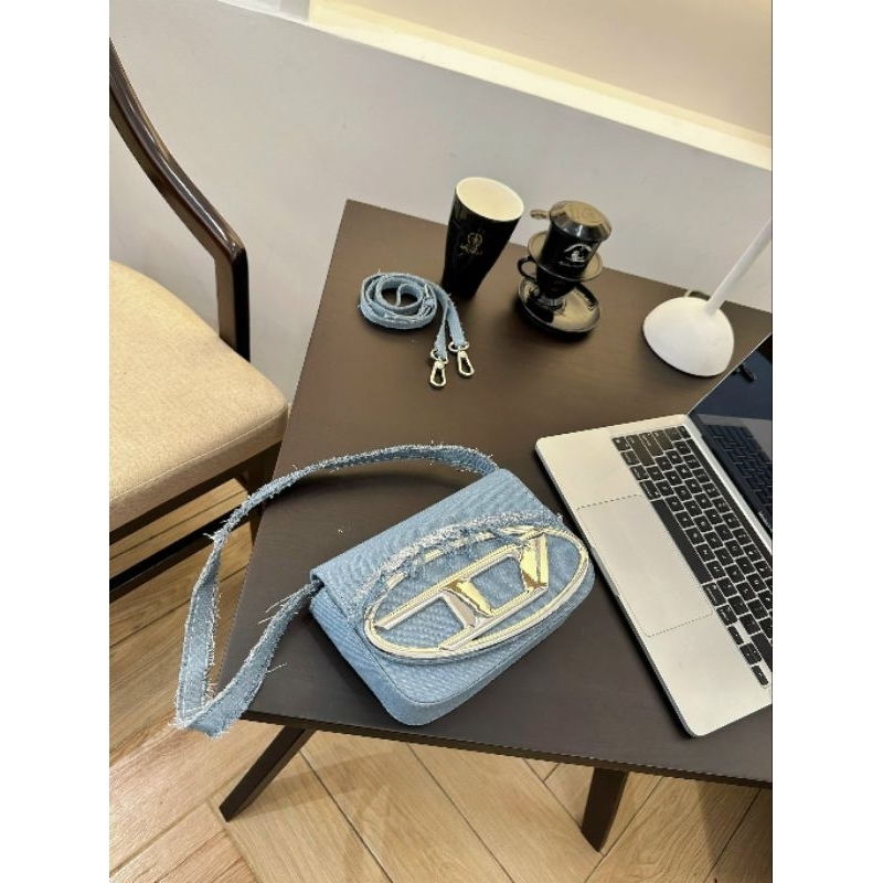 Túi kẹp nách đeo chéo chữ D xanh jean xịn sò 23cm
