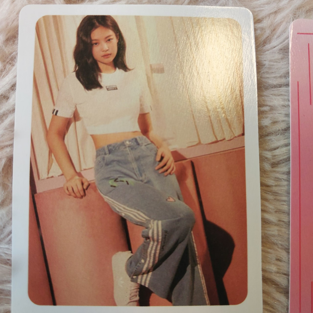 Thẻ Jennie áo trắng quần xanh dương trong nhóm BlackPink có chữ ký 1890 4-3