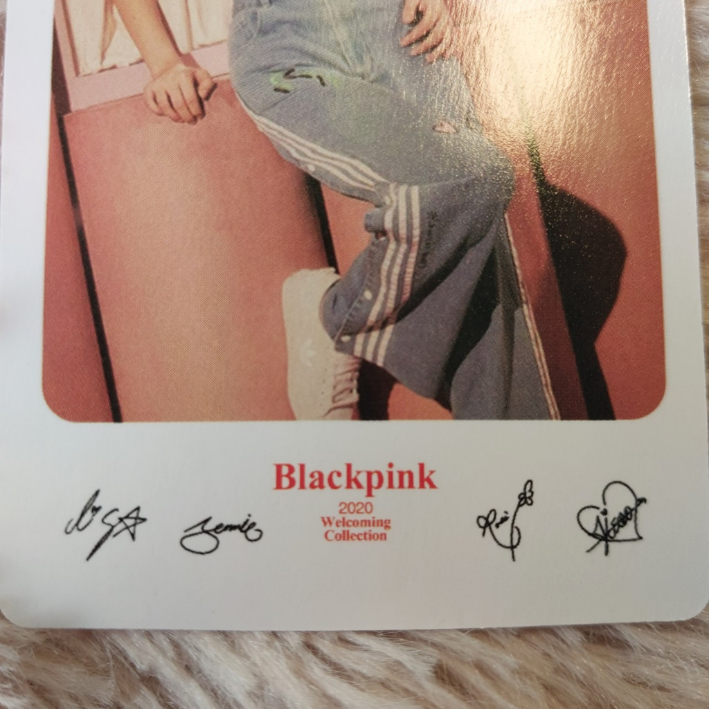 Thẻ Jennie áo trắng quần xanh dương trong nhóm BlackPink có chữ ký 1890 4-3