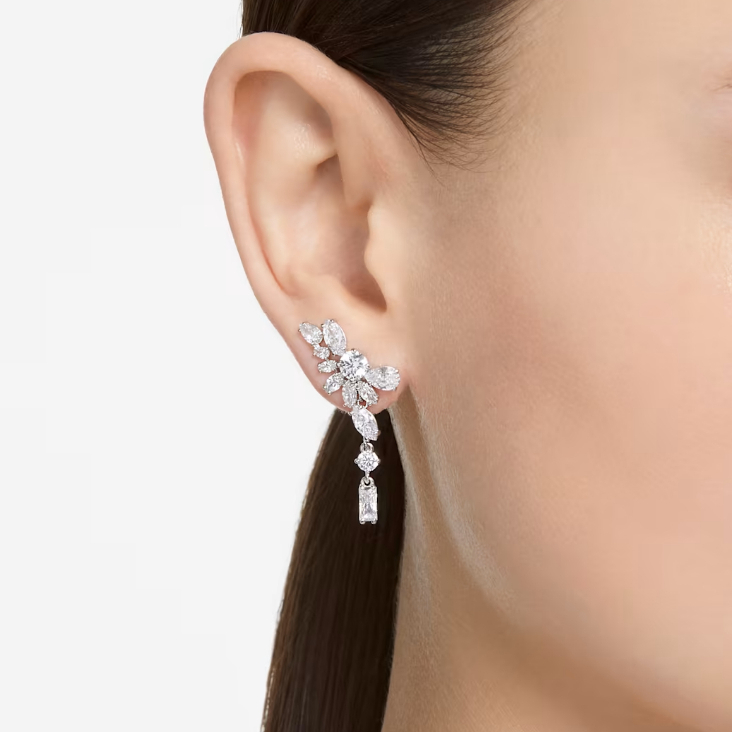 Khuyên tai nữ CDE Long White Gema Flower Silver Earrings CDE3079