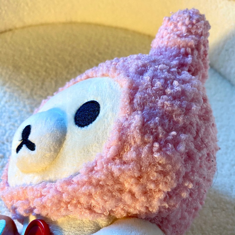 Gấu Rilakkuma Nhật đội mũ xù hồng tay ôm dâu tây