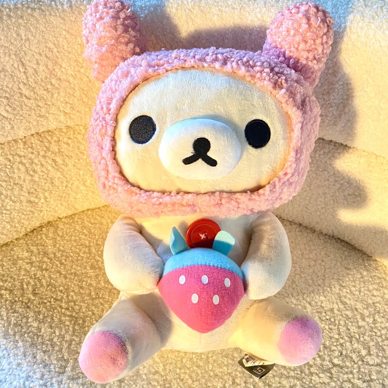 Gấu Rilakkuma Nhật đội mũ xù hồng tay ôm dâu tây