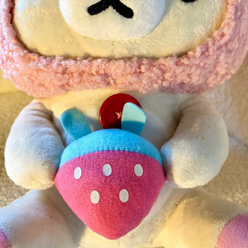 Gấu Rilakkuma Nhật đội mũ xù hồng tay ôm dâu tây