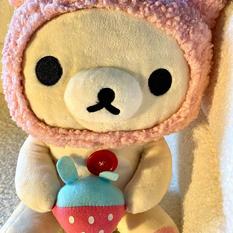 Gấu Rilakkuma Nhật đội mũ xù hồng tay ôm dâu tây