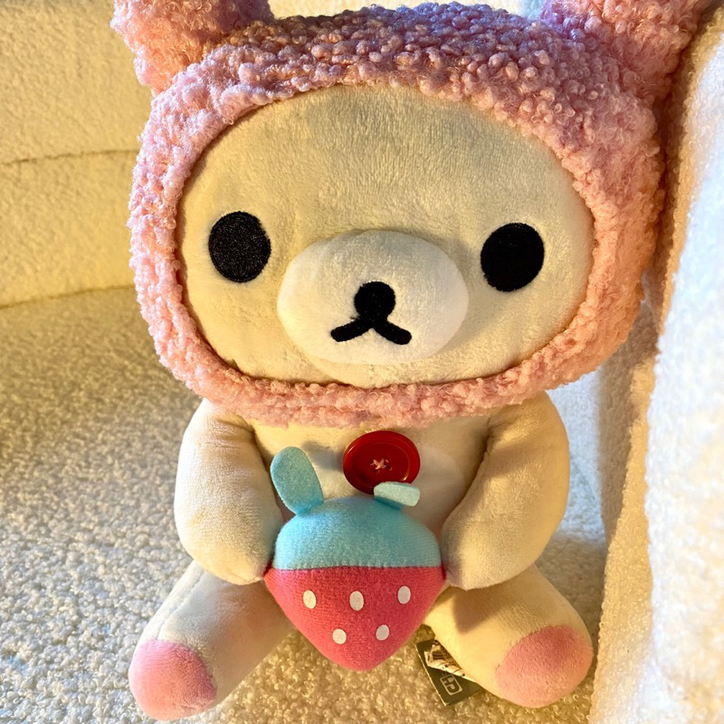 Gấu Rilakkuma Nhật đội mũ xù hồng tay ôm dâu tây