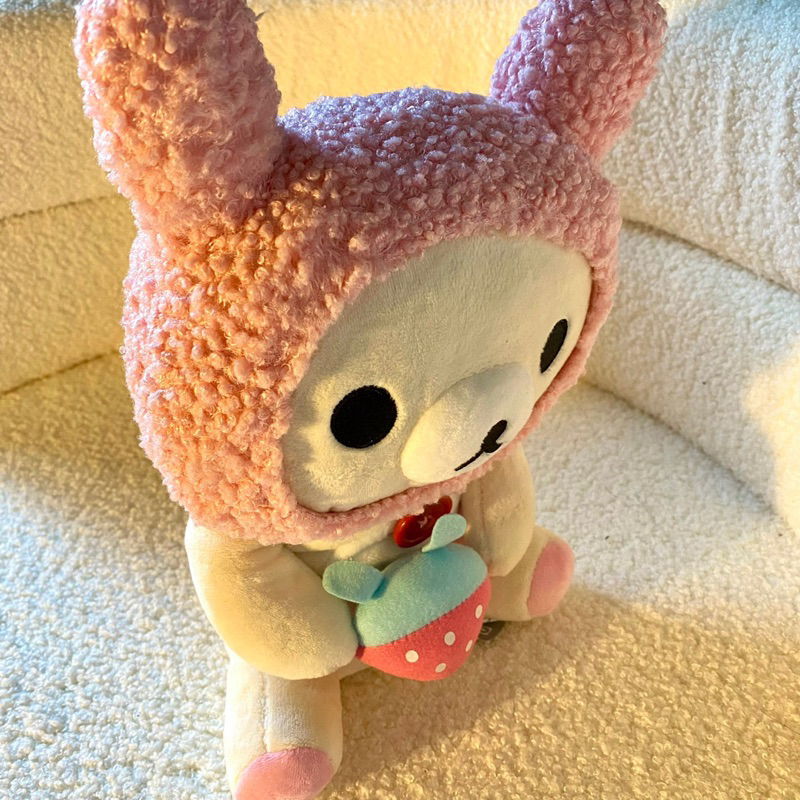 Gấu Rilakkuma Nhật đội mũ xù hồng tay ôm dâu tây