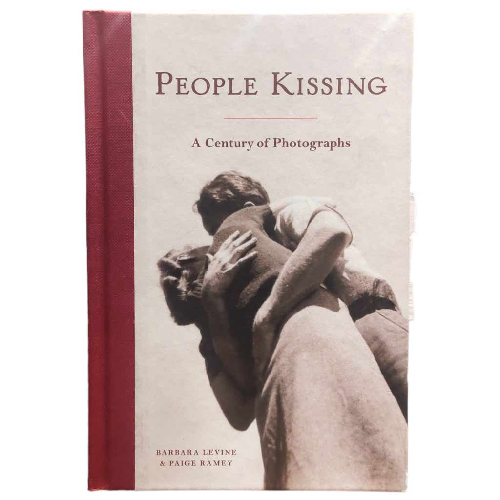 Sách - People Kissing