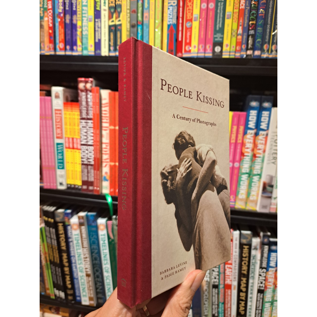 Sách - People Kissing