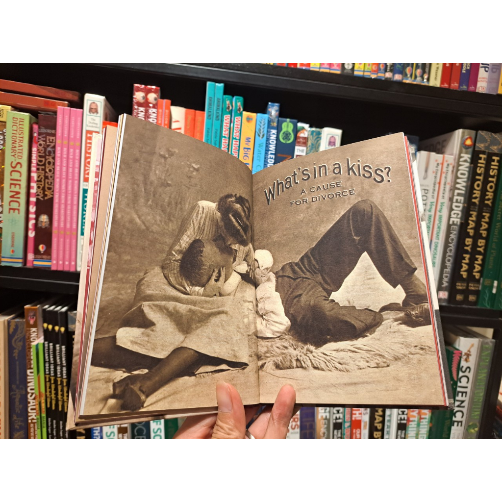 Sách - People Kissing