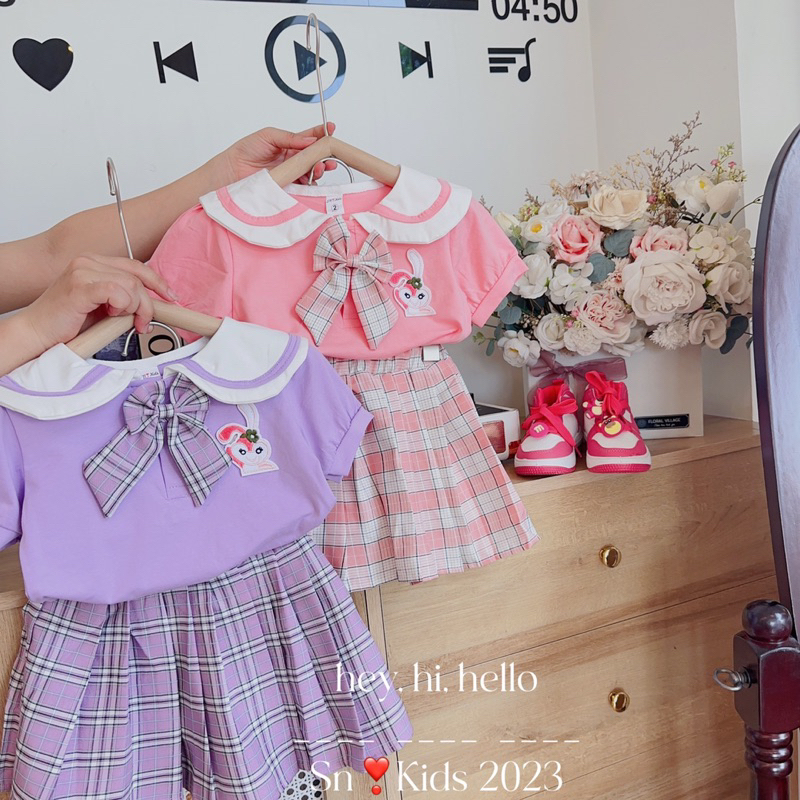 Set bộ học sinh cổ sen chân váy kẻ cho bé gái.