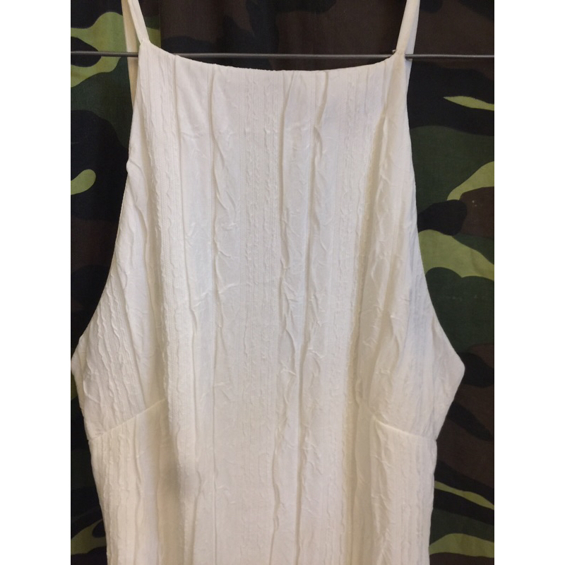 Pass váy body trắng xẻ tà sau dáng dài