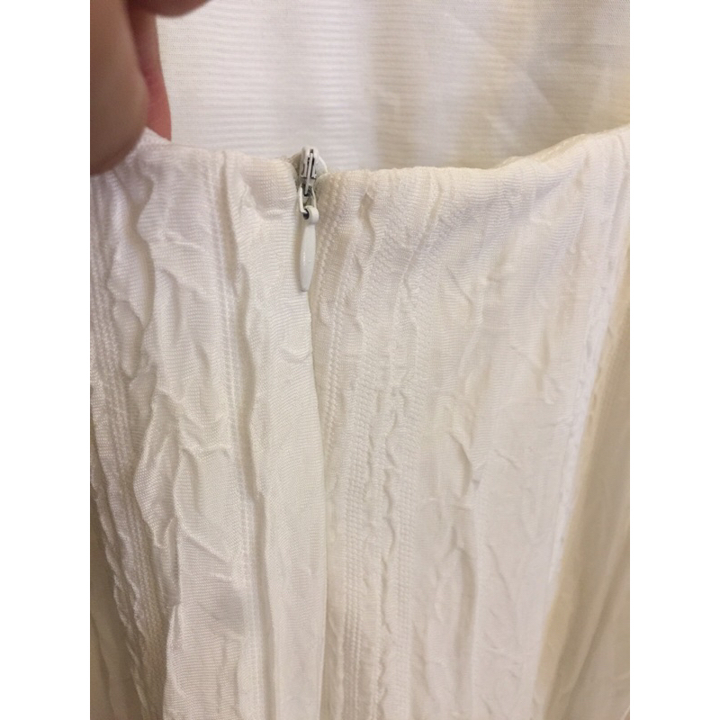 Pass váy body trắng xẻ tà sau dáng dài