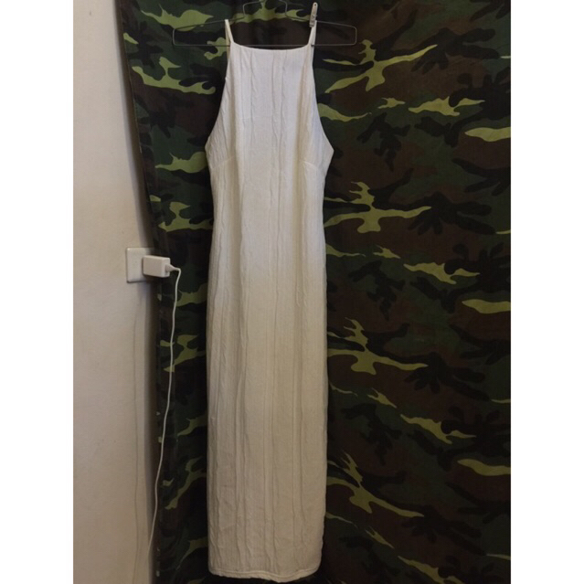 Pass váy body trắng xẻ tà sau dáng dài