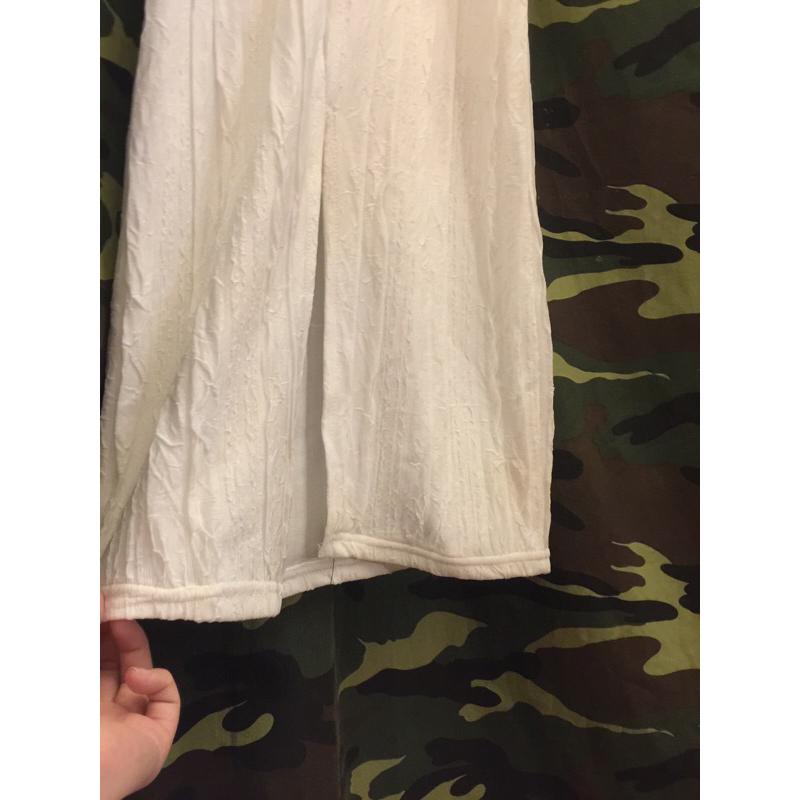 Pass váy body trắng xẻ tà sau dáng dài