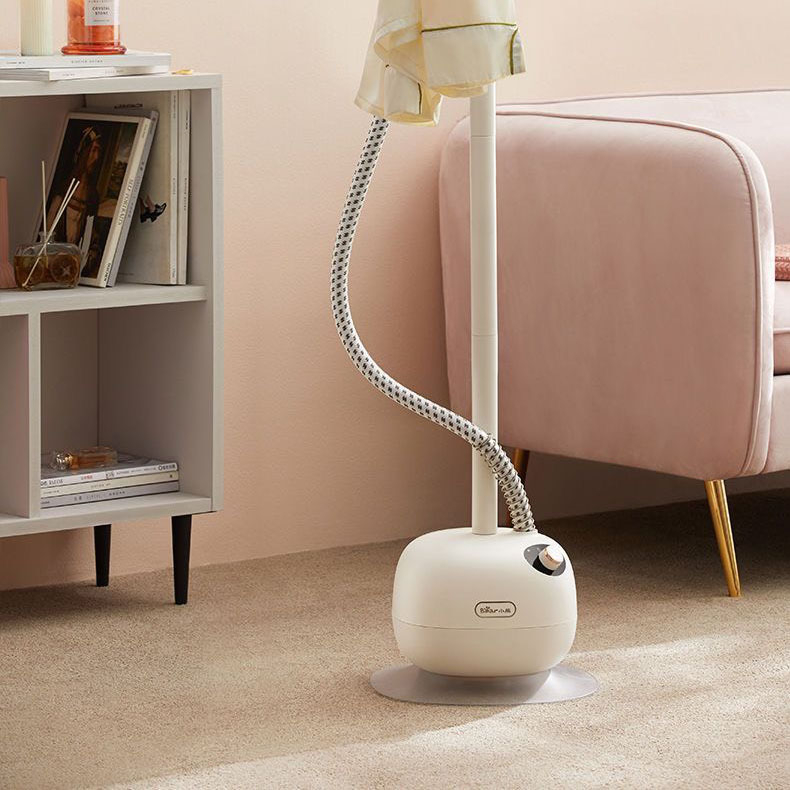 Bàn là cây hơi nước có cầu là BEAR GTJ-B15V1 màu trắng kem bảo hành 12 tháng