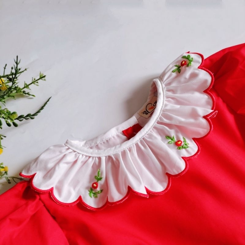Đầm đỏ cổ bèo tròn thêu tay hoạ tiết hoa