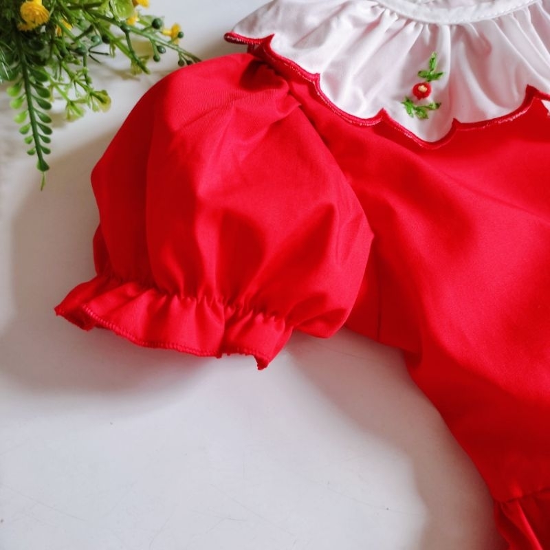 Đầm đỏ cổ bèo tròn thêu tay hoạ tiết hoa