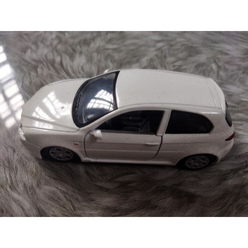 Xe mô hình Alfa 147 GTA tỷ lệ 1:32 Kinsmart