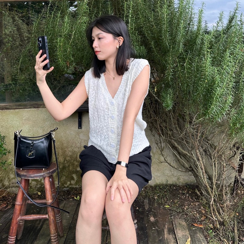 Bittersweet - Áo Playful Petals chất len xốp không tay cổ chữ V