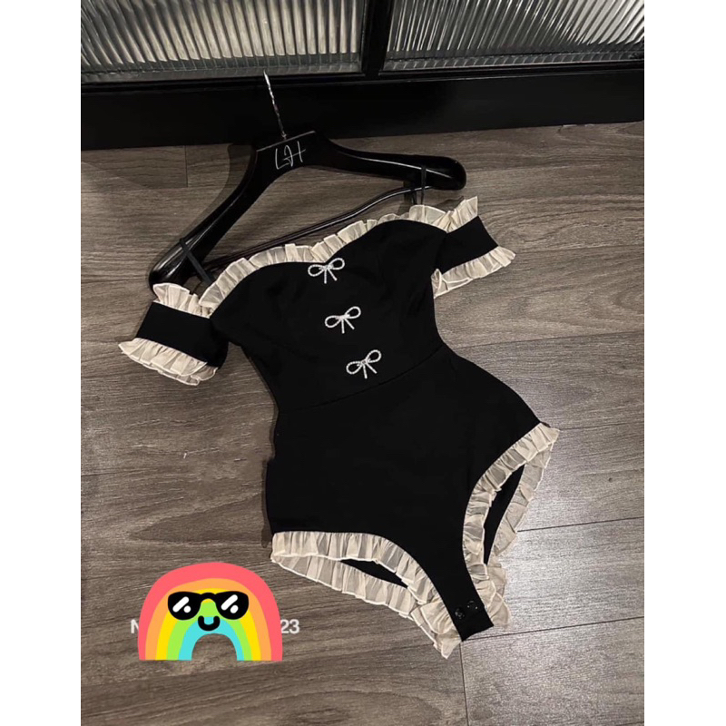 Bodysuit phối bèo ren trễ vai tang nơ đính đá