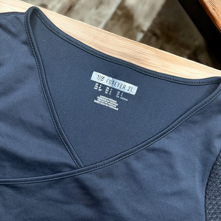 Áo croptop tay dài chéo bụng