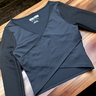 Áo croptop tay dài chéo bụng