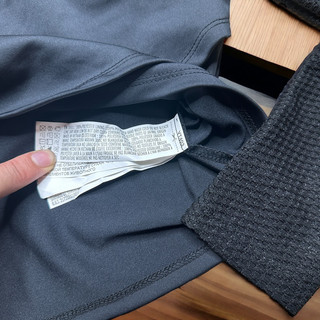 Áo croptop tay dài chéo bụng
