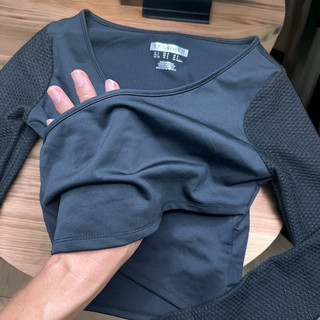 Áo croptop tay dài chéo bụng