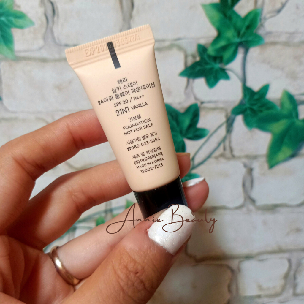 Kem nền Hera tạo nên làn da sáng, mịn và không bết dính, bền màu suốt cả ngày dài Silky Stay 24H Longwear Foundation