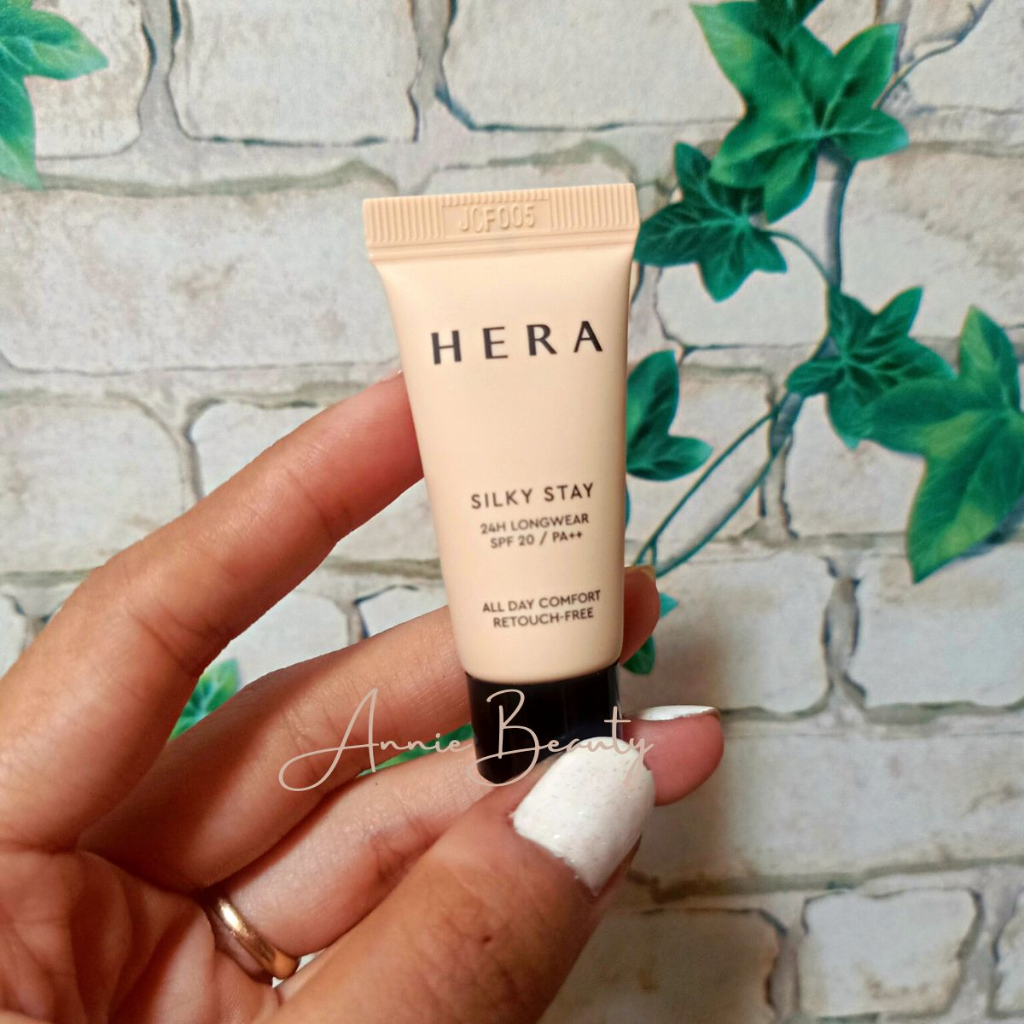 Kem nền Hera tạo nên làn da sáng, mịn và không bết dính, bền màu suốt cả ngày dài Silky Stay 24H Longwear Foundation