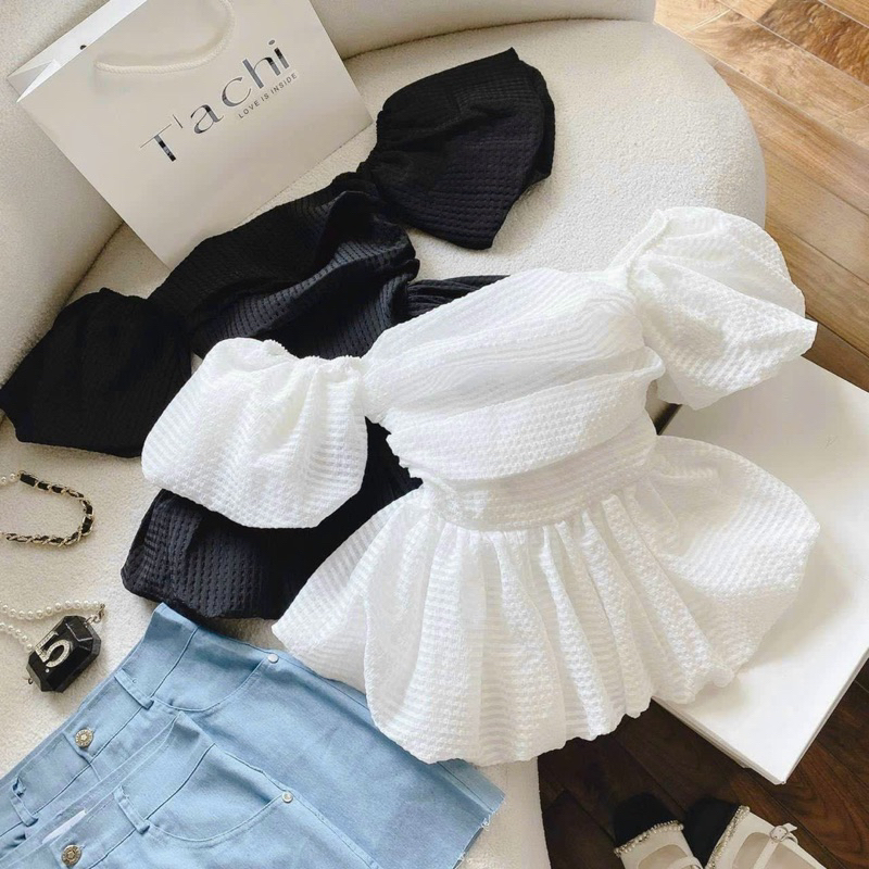 Áo xốp trễ vai, tay phồng nhúng ngực dáng babydoll xinh xắn cho các nàng dễ dàng phối đồ đi chơi, du lịch, đi tiệc.