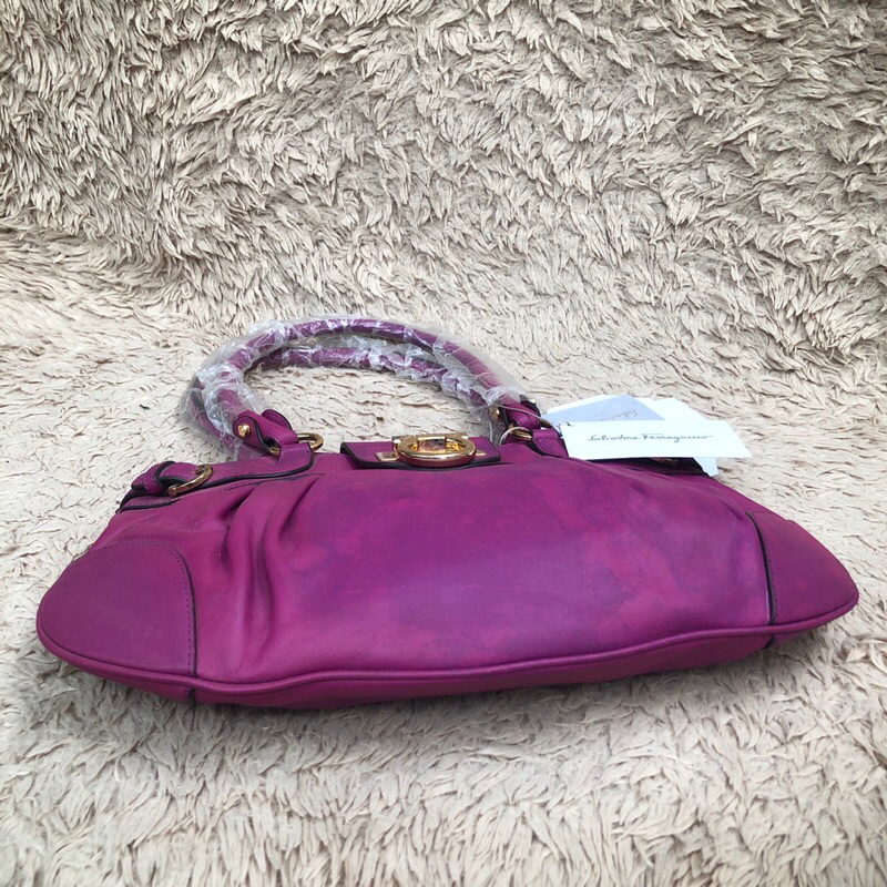 Túi hàng trưng bày còn tag, thẻ. Màu da loang. Khách vui lòng xem hình nếu muốn biết thêm thông tin sp mời khách vô chat